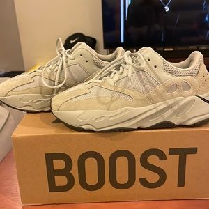Yeezy 700 sz 10.5 Salt